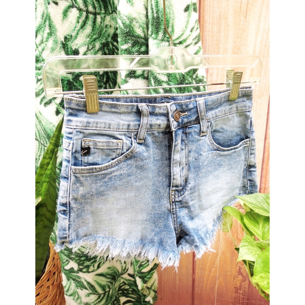 KanCan raw edge high waisted denim shorts 🌿